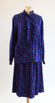 une photo d'une robe bleue et rouge posée sur un présentoir pour mannequin