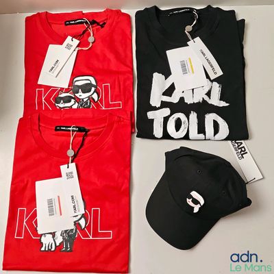 trois t-shirts et une casquette posés sur une table