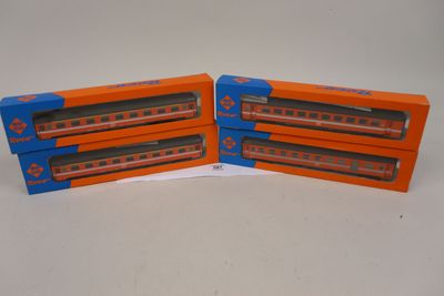 trois wagons orange et bleus sont empilés les uns sur les autres