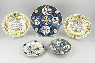 quatre assiettes décoratives aux motifs variés posées sur une table
