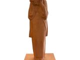 statue d'une femme tenant un enfant dans ses bras