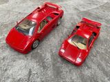 deux petites voitures rouges posées par terre