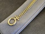 une photo d'un bracelet en chaîne en or muni d'un fermoir