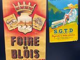 deux affiches accrochées au mur d'une pièce