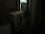 une pièce sombre dans laquelle se trouvent une chaise et une boîte