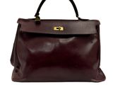un sac à main en cuir marron sur fond blanc