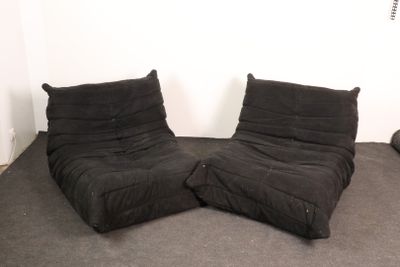 deux canapés noirs posés à même le sol