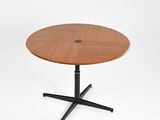 une image représentant une table ronde avec un plateau en bois et des pieds en métal noir
