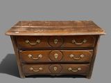 une vieille commode en bois avec des poignées en laiton