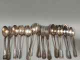 beaucoup de cuillères en argent et de cuillères à soupe sur la table