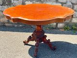 une petite table avec un plateau en bois posée sur un trottoir