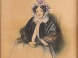 portrait d'une femme en robe noire, coiffée d'une parure de fleurs