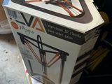 une boîte posée sur une pile de boîtes