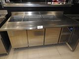 plan de travail en acier inoxydable dans la cuisine d'un restaurant, offrant une grande surface de travail