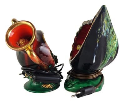 two vases that are sitting next to each other