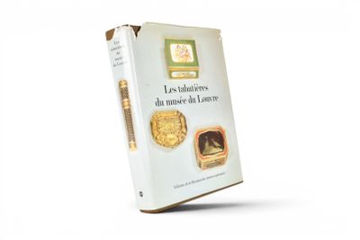 le livre repose sur une surface blanche avec un fond blanc