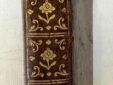 un vieux livre posé sur une table