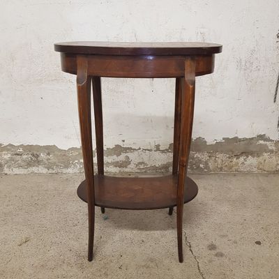 une petite table en bois surmontée d'une étagère