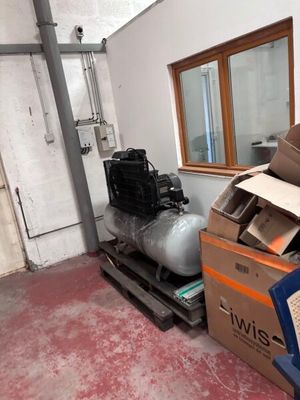 une pile de cartons dans une pièce dotée d'une fenêtre