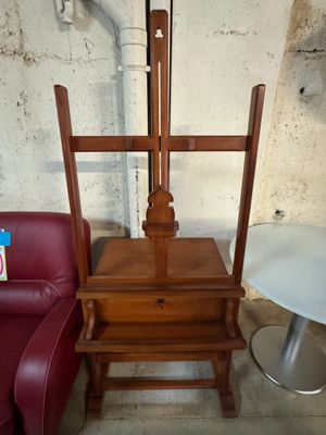 une chaise et une table dans une pièce aux murs en béton