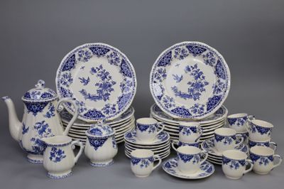 un assortiment d'assiettes, de tasses et de soucoupes en porcelaine bleue et blanche