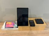 une photo d'une tablette posée sur une table en bois
