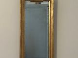 un miroir accroché au mur au-dessus d'un lavabo
