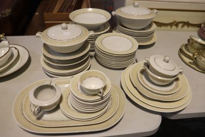 beaucoup d'assiettes et de bols sur la table