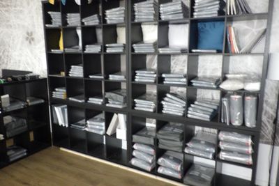 une pièce remplie d'une multitude de papiers de toutes sortes