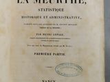 un vieux livre écrit posé sur une table