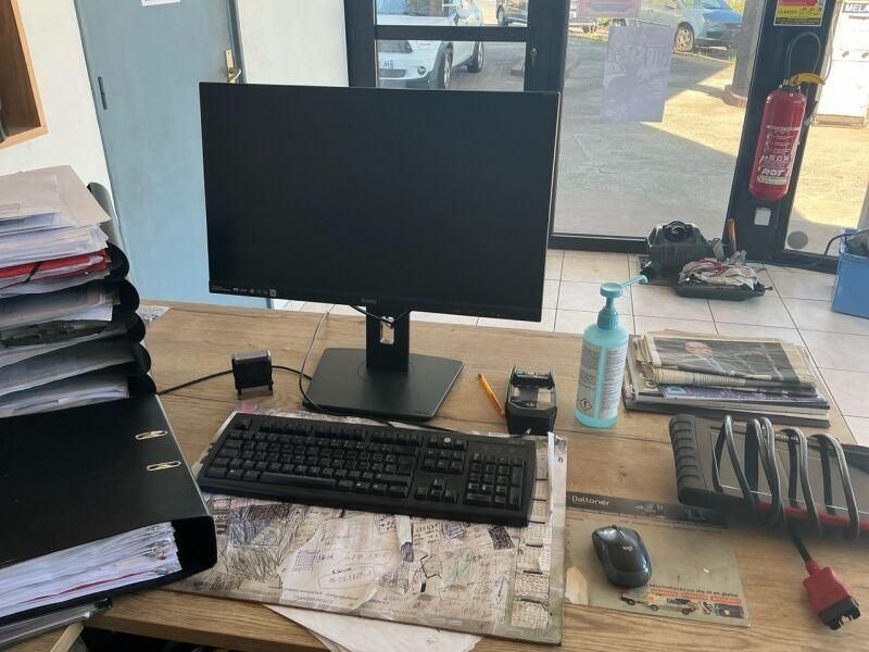 Ensemble de matériel informatique comprenant : un écran d'or…