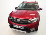 l'avant d'une Dacia rouge garée dans une pièce blanche
