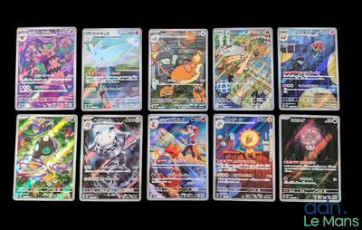 les cartes sont alignées sur une surface noire