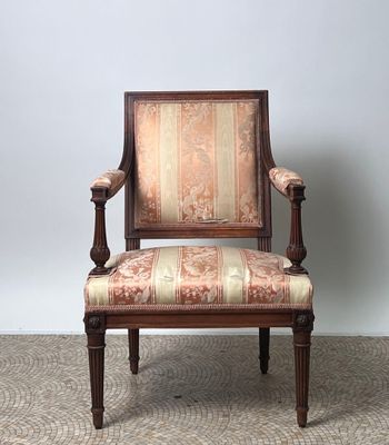 a chair that is sitting on the floor in the room