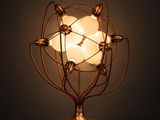 une image représentant une lampe posée sur une table