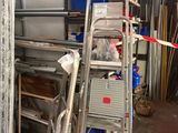 une échelle appuyée contre un mur dans un garage