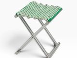 une image représentant un petit tabouret vert et blanc sur fond blanc