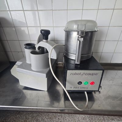 un blender et un mixeur posés sur un comptoir