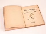 un livre ouvert posé sur une table