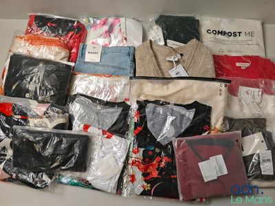 Lot de 19 vêtements de diverses tailles et marques dont : VI…