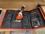 un sac à outils orange et noir contenant des outils