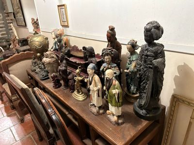de nombreuses figurines posées sur une table dans une pièce