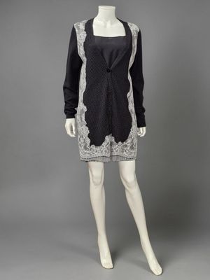 une robe noire et blanche sur un mannequin mannequin mannequin mannequin mannequin mannequin mannequin mannequin mann