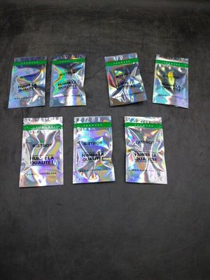 six paquets de cartes à collectionner Pokémon posés sur une surface noire