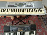 un clavier posé sur une table à côté d'un autre clavier