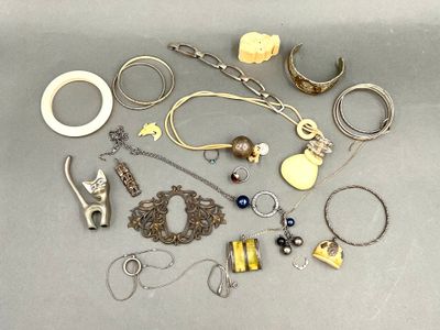 beaucoup de bijoux posés sur la table