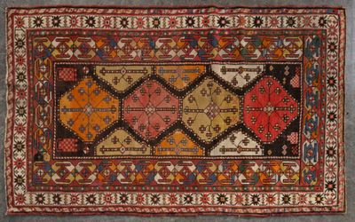 un vieux tapis aux couleurs et aux motifs variés