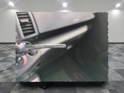 une photo d'une photo d'une voiture sur laquelle on voit un volant