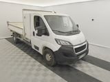 un camion blanc garé dans une pièce