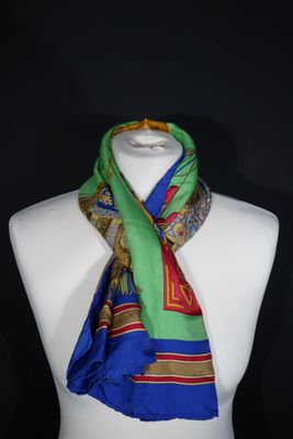 HERMÈS PARIS Carré 90 en twill de soie "Cuirs du désert", fo…